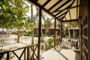 Zahrada ubytování Petit Lafitte Beach Front Hotel & Bungalows