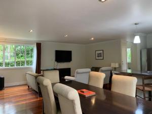 Televisyen dan/atau pusat hiburan di Bellbird Cottage 2 or 3 Bedroom - Russell Cottages Collection