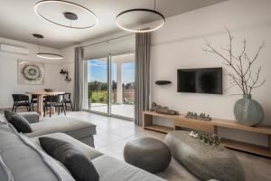 Televízia a/alebo spoločenská miestnosť v ubytovaní Artemon New Luxury Villa