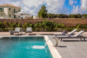 Bazén v ubytovaní Artemon New Luxury Villa alebo v jeho blízkosti