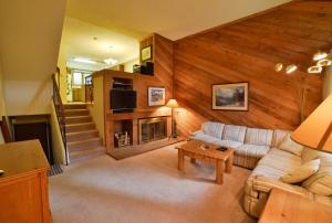 uma sala de estar com um sofá e uma lareira em 200_Primrose em Breckenridge