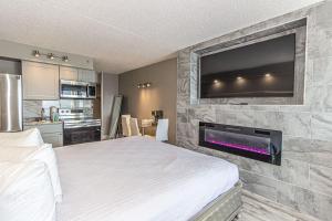 Voodi või voodid majutusasutuse Luxury Oceanfront Studio Sea Mist Resort 20907 King Suite 9th Floor toas