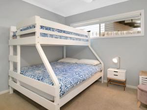 Bunk bed o mga bunk bed sa kuwarto sa Blue Waves