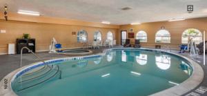 a large swimming pool in a hotel room at Comfort Suites The Colony - Plano West in The Colony