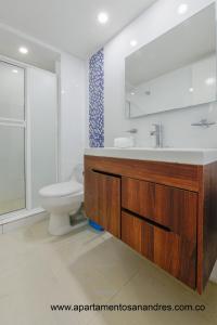 Un baño con lavabo, inodoro y espejo. en Hermoso Apto Bay Point 403 Con Balcon, en San Andrés