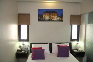 Giường trong phòng chung tại Antoni Hotel