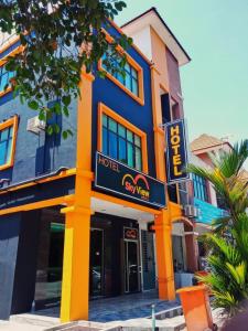 un hotel con un edificio azul y naranja en Sky View Hotel Dengkil PUTRAJAYA, en Kampung Dengkil