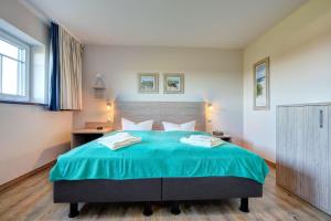 Ein Bett oder Betten in einem Zimmer der Unterkunft Der Landhof Windflüchter