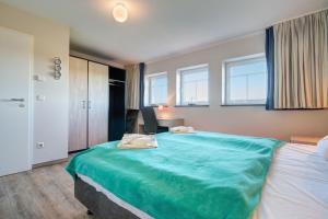 Ein Bett oder Betten in einem Zimmer der Unterkunft Der Landhof Windflüchter