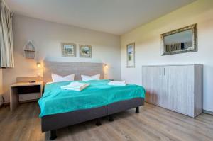 Ein Bett oder Betten in einem Zimmer der Unterkunft Der Landhof Windflüchter
