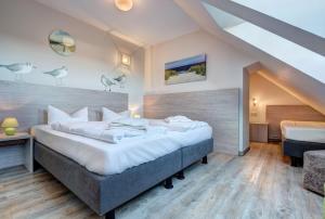 Ein Bett oder Betten in einem Zimmer der Unterkunft Der Landhof Windflüchter