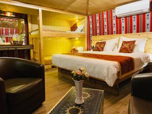 Postel nebo postele na pokoji v ubytování Bedouin Oasis Desert Camp- Ras Al Khaimah