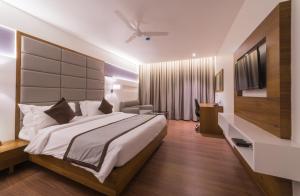 A bed or beds in a room at Sky Ridge