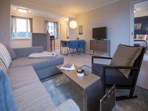 Телевизор и/или развлекательный центр в Dünenresidenz Prora - Ferienwohnung mit Meerblick, 3 Schlafzimmern und Balkon NP-406