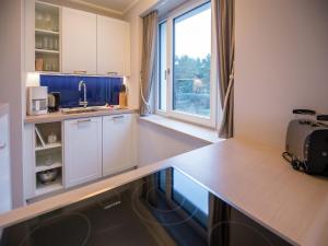 cocina con encimera con fregadero y ventana en Dünenresidenz Prora - Ferienwohnung mit Meerblick, 3 Schlafzimmern und Balkon NP-406 en Binz