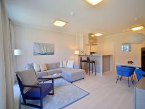 Ein Sitzbereich in der Unterkunft Dünenresidenz Prora - Ferienwohnung mit Meerblick und 1 Schlafzimmer und Terrasse NP-704