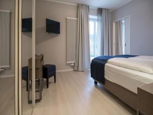 Ein Bett oder Betten in einem Zimmer der Unterkunft Dünenresidenz Prora - Ferienwohnung mit Meerblick und 1 Schlafzimmer und Terrasse NP-704