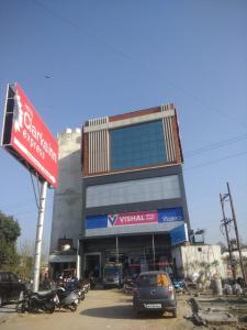 un edificio con motocicletas estacionadas frente a él en Hotel Aakriti Clarks Inn Express en Bareilly