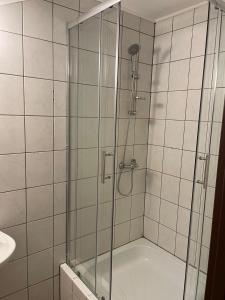 y baño con ducha y puerta de cristal. en Europa, en Kościelec