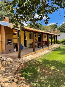 uma casa com um grande deque com um pátio em Rancho Garcinha - Lago de Furnas em São José da Barra