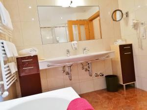 Koupelna v ubytování Hotel Sportalm