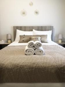 1 dormitorio con 1 cama con toallas en Xenia_Apartments A6, en Kozani