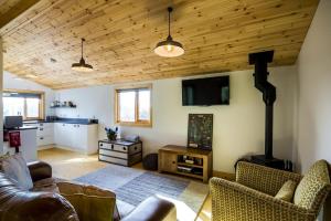 A seating area at Fern Lodge - 2 Bedroom Log Cabin - Saint Florence - Tenby