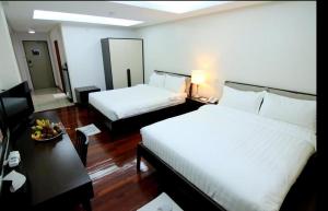 Katil atau katil-katil dalam bilik di Myanmar Life Hotel