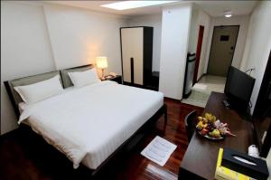 Katil atau katil-katil dalam bilik di Myanmar Life Hotel