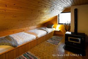 Imagen de la galería de Pet & Family Friendly House Viktorija - house near Golica with Triglav view, en Jesenice