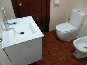 A bathroom at Amazing Studio Torremolinos