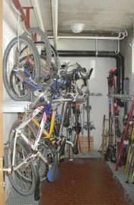 un montón de bicicletas estacionadas en un garaje en Willkommen-Gemütlich, Balkon, Parkplatz direkt in St Moritz, en St. Moritz