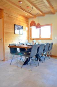 a dining room with a table and chairs at Chalet 800 in Oz