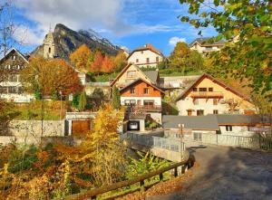 eine Gruppe von Häusern in einer Stadt mit einem Berg in der Unterkunft Chalet 800 in 