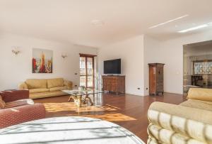 sala de estar con 2 sofás y TV en EUR Luminous and Large Family Terrace Apartment en Roma