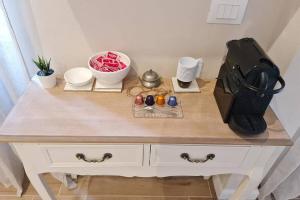 Coffee and tea making facilities at Maison Marina_Pavia San Michele Centro Storico