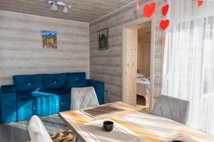 米日吉里亚Садиба Кичера的客厅里有一张蓝色的沙发和一张桌子