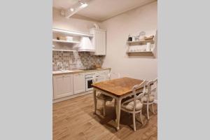 A kitchen or kitchenette at Maison Marina_Pavia San Michele Centro Storico