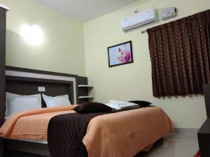 Postel nebo postele na pokoji v ubytování GIRI NANDHANA RESIDENCY