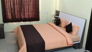 Postel nebo postele na pokoji v ubytování GIRI NANDHANA RESIDENCY