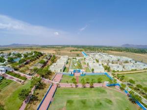 uma vista aérea de um parque com edifícios em Aaram Baagh Pushkar by Pachar Group em Pushkar