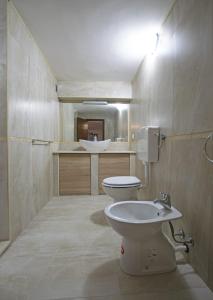 マティーノにあるCase Vacanze Matinoのバスルーム(トイレ、洗面台付)