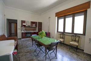 マティーノにあるCase Vacanze Matinoのリビングルーム(テーブル、椅子付)