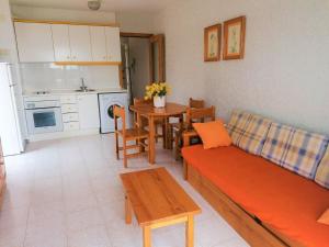 - un salon avec un canapé et une table dans l'établissement Font Sol Holidays LEK, à Peñíscola