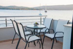 un tavolo e sedie sul ponte di una barca di Beach Apartments a Tivat