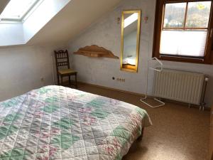 um quarto com uma cama com uma colcha em Feriendomizil Nr. 3 em Homburg