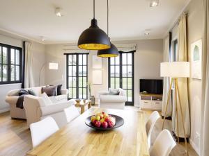 una sala de estar con un bol de fruta en una mesa en Reetland am Meer - Superior Reetdachvilla mit 2 Schlafzimmern E14, en Dranske