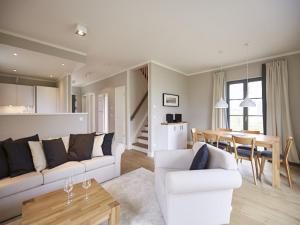 Posezení v ubytování Reetland am Meer - Premium Reetdachvilla mit 3 Schlafzimmern, Sauna und Kamin E18
