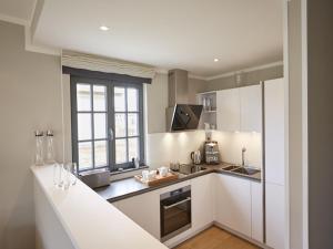 Kuchyň nebo kuchyňský kout v ubytování Reetland am Meer - Premium Reetdachvilla mit 3 Schlafzimmern, Sauna und Kamin E18