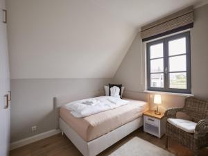 Postel nebo postele na pokoji v ubytování Reetland am Meer - Premium Reetdachvilla mit 3 Schlafzimmern, Sauna und Kamin E18